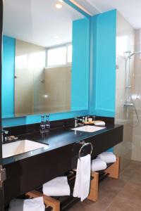 佩雷拉佩雷拉索尼斯塔酒店的一间带两个盥洗盆和大镜子的浴室
