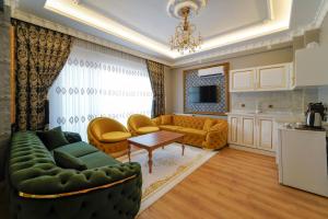 阿瓦诺斯Pearl of Cappadocia的客厅配有沙发和桌子