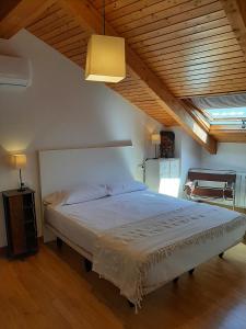贝瑙卡斯El Mirador de la Sierra的一间卧室设有一张带木制天花板的大床