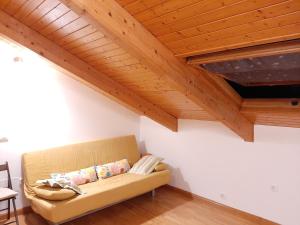 贝瑙卡斯El Mirador de la Sierra的客厅设有一张沙发,拥有木制天花板
