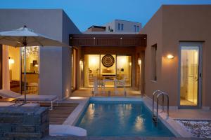 欧拉努波利斯Eagles Villas - Small Luxury Hotels of The World的后院带游泳池的房子