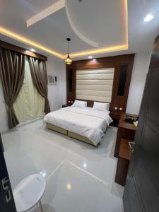 奈季兰شقق برج السمو للشقق المفروشة的一间带床和浴室的大卧室