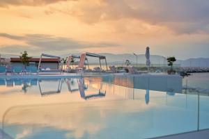 伊里斯斯Mount Athos Resort的一座带游乐场的空游泳池