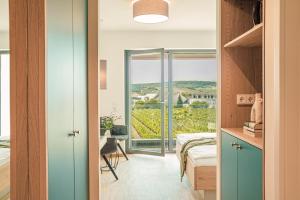 PalzemZeit bei Sauerweins的客房设有一张床和一个美景窗户。