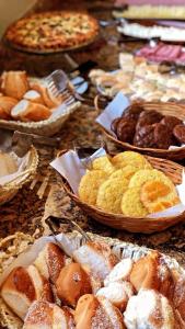坎波斯杜若尔当波萨达康达多布拉斯雷洛酒店的一张桌子,上面放着许多不同类型的糕点和馅饼
