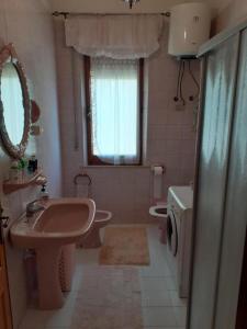 皮希纳斯B&B ANNA的一间带水槽和洗衣机的浴室