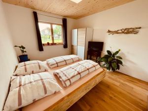 WildpoldsriedBeim Baltas的一间卧室设有两张床和窗户。