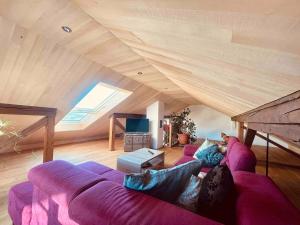 WildpoldsriedBeim Baltas的阁楼设有带紫色沙发的客厅