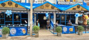 清莱Central Guesthouse Bread & Breakfast的一间设有蓝色遮阳篷的海鲜餐厅