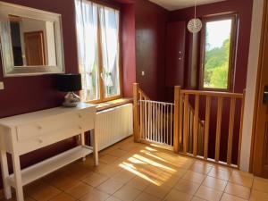 Martigny-CourpierreLe moulin Bertrand的客房设有带楼梯和窗户的走廊