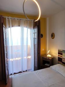 罗克布吕讷-卡普马丹Soutariba的一间卧室设有一张床和一个大窗户