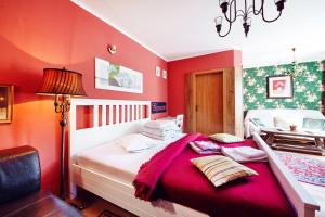 霍穆托夫科罗查德酒店的卧室设有红色的墙壁和一张大床