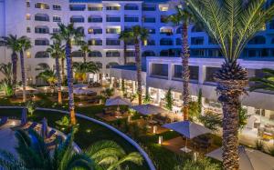 哈马马特Royal Azur Thalassa的棕榈树和遮阳伞的酒店空中景色