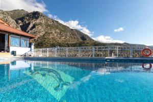 舍夫沙万帕拉多尔酒店的一座山地游泳池
