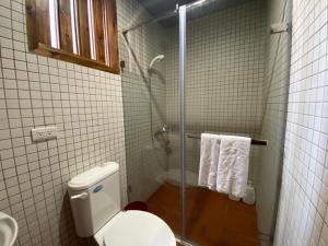 金宁乡小六路厝的一间带卫生间和玻璃淋浴间的浴室
