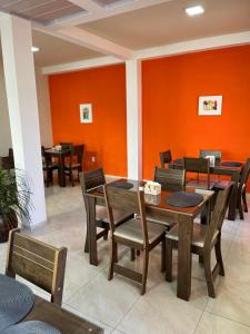 阿莱格雷特Pousada Mercosul的用餐室配有木桌和椅子