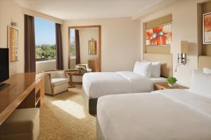 奥朱贝尔InterContinental Al Jubail Resort的酒店客房设有两张床和电视。