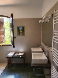 罗克布吕讷-卡普马丹Soutariba的浴室设有2个水槽和镜子