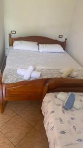 奥里库姆Besart Room的一间卧室配有两张带毛巾的床