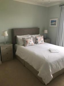 彭赞斯Tregiffian Farm B&B的一间卧室配有带白色床单和枕头的床。