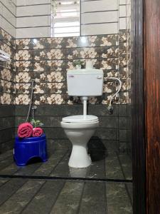 西里古里Bhuman Homestay的一间位于客房内的白色卫生间的浴室