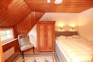 阿伦斯霍普Alte Scheune的一间卧室,卧室内配有一张床和一把椅子