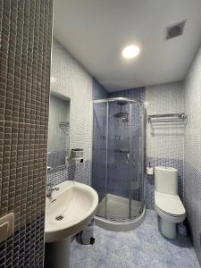 布尔戈斯圣地亚哥2号旅馆的带淋浴、盥洗盆和卫生间的浴室