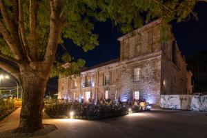 霍兹纳约Palacio de los Acevedo的一座古老的石头建筑,晚上有灯