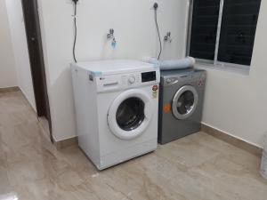 加尔各答City Central Hostel的客房内的洗衣机和烘干机