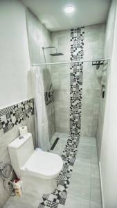 贝拉Contemporary Private Studio with Pool and Kitchen的浴室配有白色卫生间和淋浴。