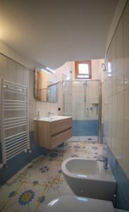 斯卡拉CASA ALBA D'ORO的一间带水槽、淋浴和卫生间的浴室