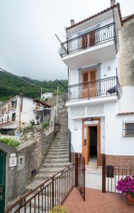 斯卡拉CASA ALBA D'ORO的白色的房子,设有楼梯和阳台