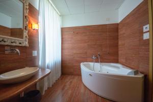 安科纳Domus Stella Maris - Casa per Ferie的一间带大浴缸和水槽的浴室