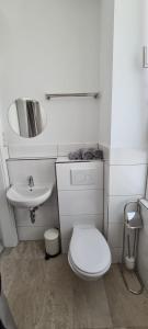 巴登-巴登Engel Apartments Baden-Baden的白色的浴室设有卫生间和水槽。