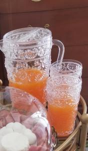 卡斯特拉纳格罗泰COMES 5 HOME的两杯橙汁放在篮子里