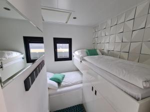 不来梅港Hausboot Lobster Bremerhaven的小房间设有床和2个窗户