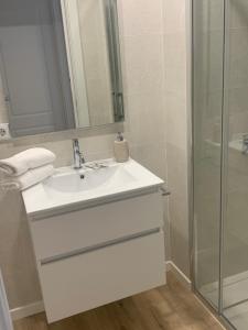 潘蒂科萨Ripera Panticosa的白色的浴室设有水槽和淋浴。