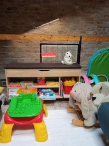 La ZecchinaHaus heidi的玩具房,有两只填充的动物和一张桌子