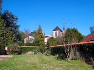 ToucyLa Maison d'hotes de Toucy的享有花园的景色,房子位于后面