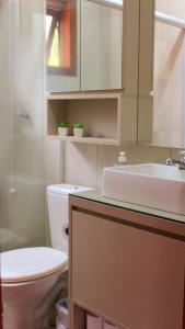 南卡希亚斯Cabana das Montanhas的一间带水槽、卫生间和镜子的浴室