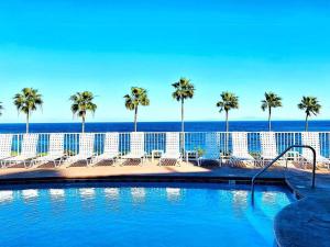 阿瓦隆Sunrise Bliss Villa的一座棕榈树和海洋游泳池