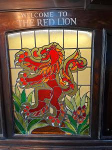 贝克韦尔Red Lion的上面有红色龙的彩色玻璃窗