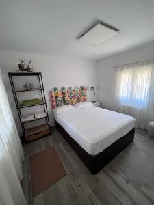 UcedaStone Garden, Casa en plena naturaleza的卧室配有一张白色大床