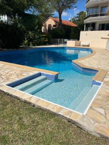 圣拉斐尔La Paisible的庭院里的一个蓝色海水大型游泳池