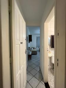 瓜拉派瑞KITNET ACONCHEGANTE A 3 MINUTOS DA PRAIA的客房设有带水槽和卫生间的浴室