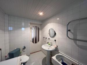 叶海格纳佐尔Apricot Tree B&B的浴室配有盥洗盆、卫生间和浴缸。