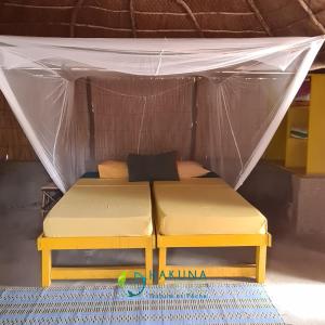 Mar LodjCampement Hakuna Lodge的房间里的帐篷里的一张床位
