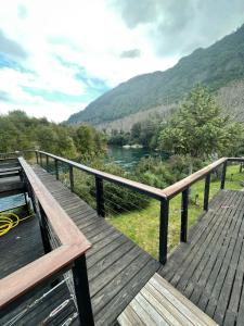 普孔Pucontours River Lodge的河景木甲板