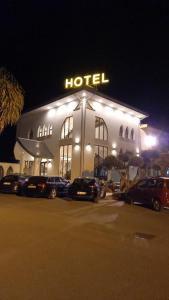 伊索拉迪卡波里祖托La Rustica Hotel的夜间在停车场停车的酒店