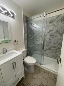 镭温泉Destination INN的带淋浴、卫生间和盥洗盆的浴室